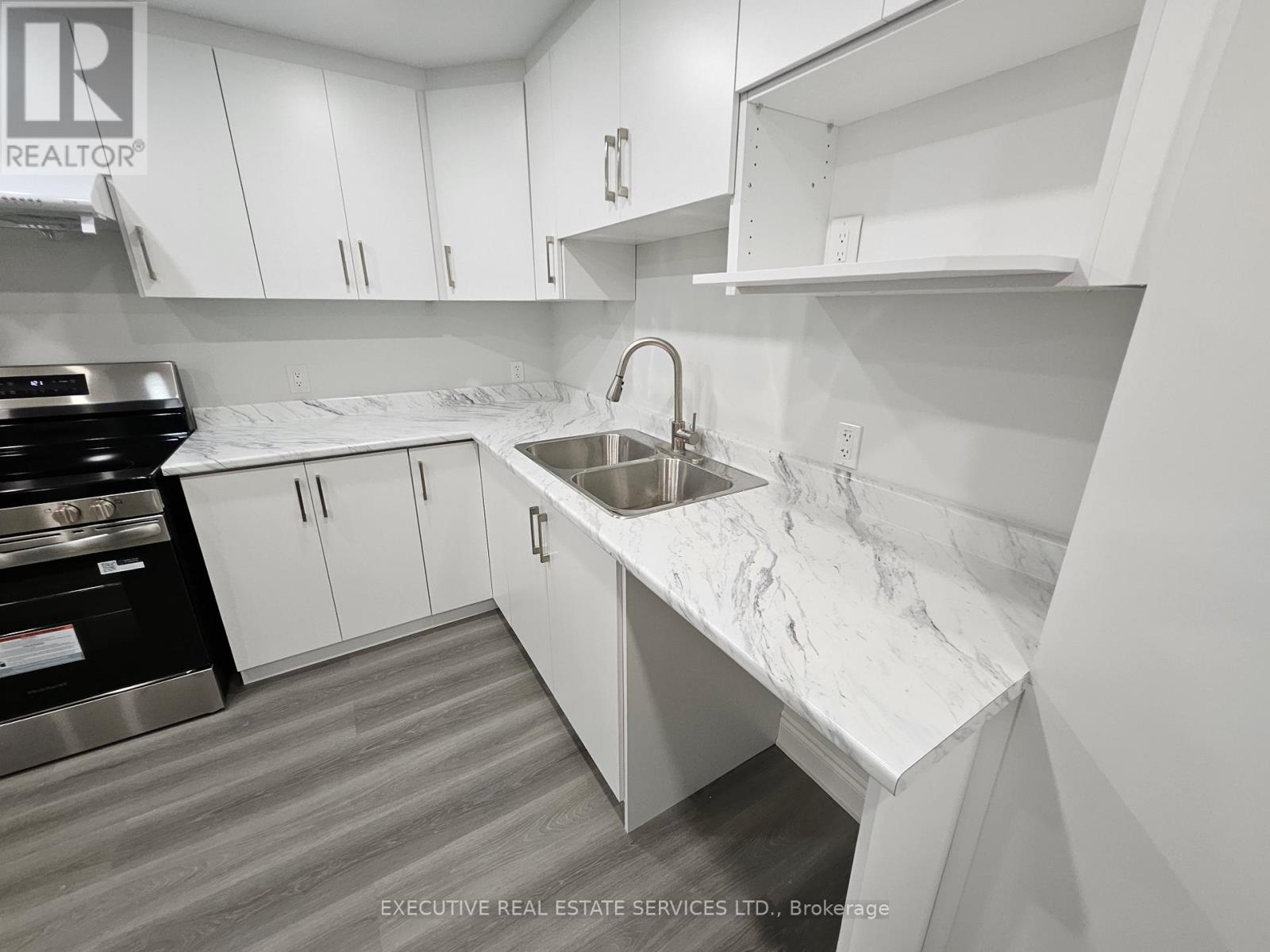 3910 Skyview Street, Mississauga, Ontario  L5M 8A4 - Photo 9 - W12527264