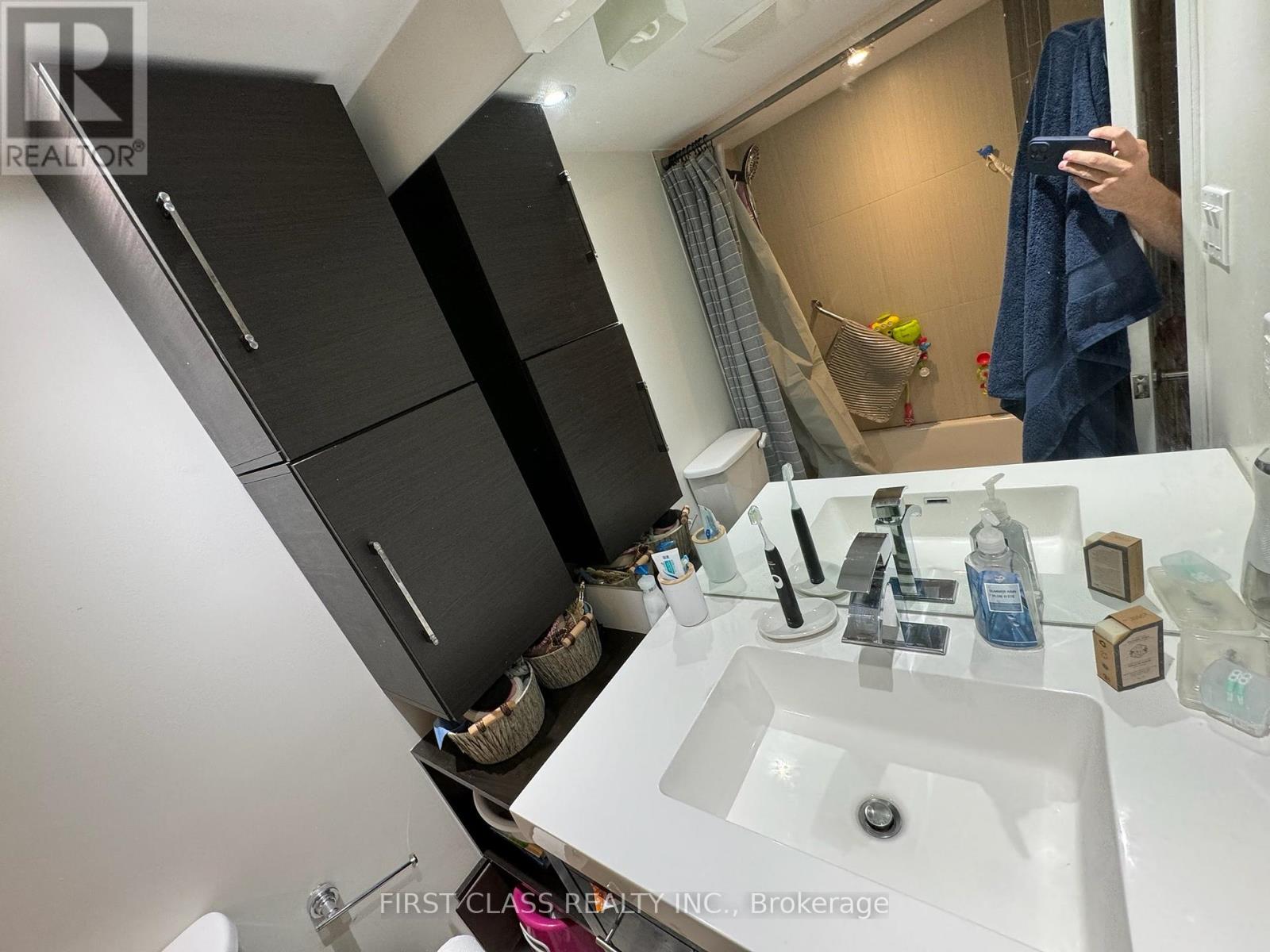 2806 - 3100 Kirwin Avenue, Mississauga, Ontario  L5A 3S6 - Photo 14 - W12527280