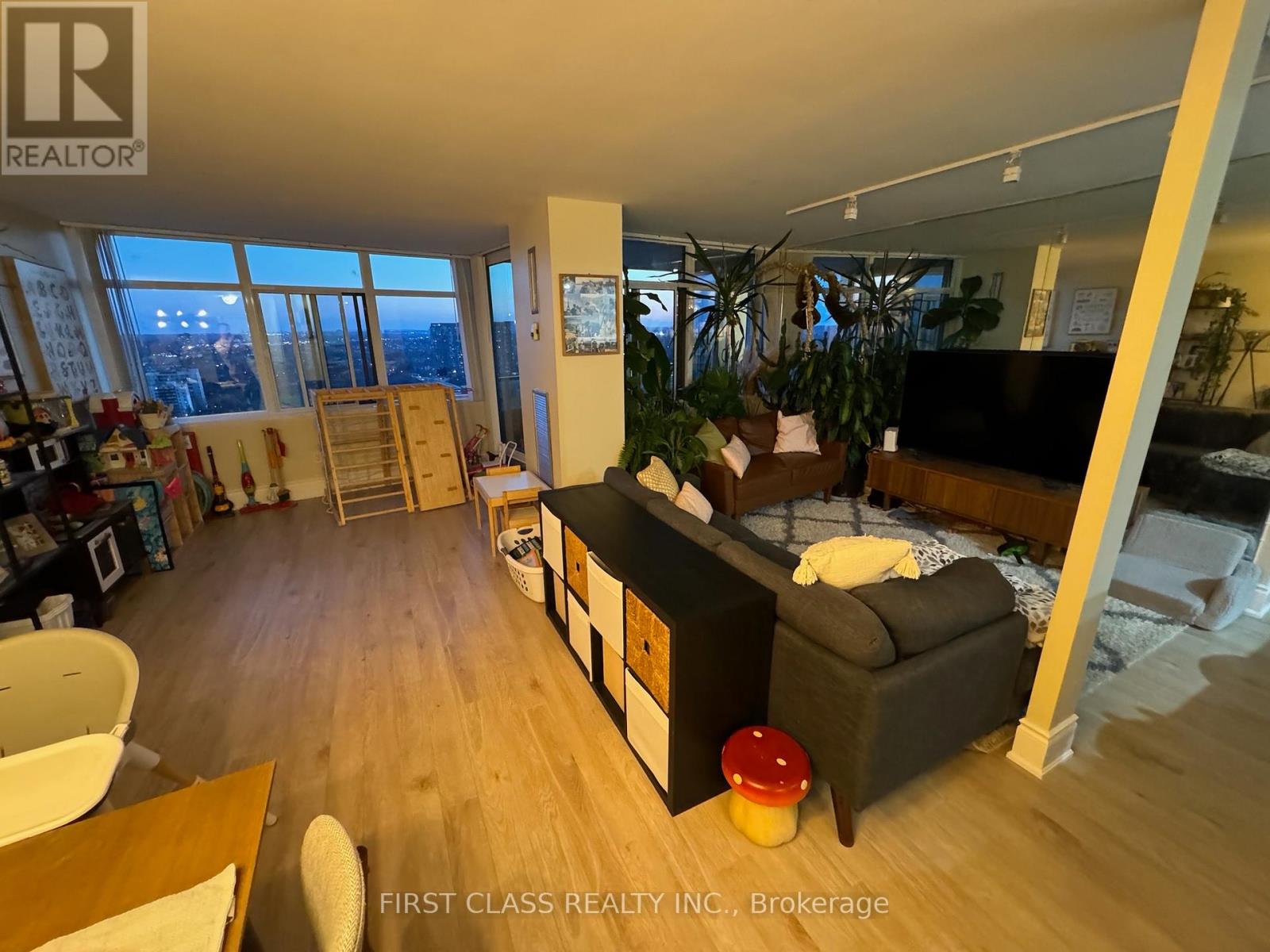 2806 - 3100 Kirwin Avenue, Mississauga, Ontario  L5A 3S6 - Photo 4 - W12527280