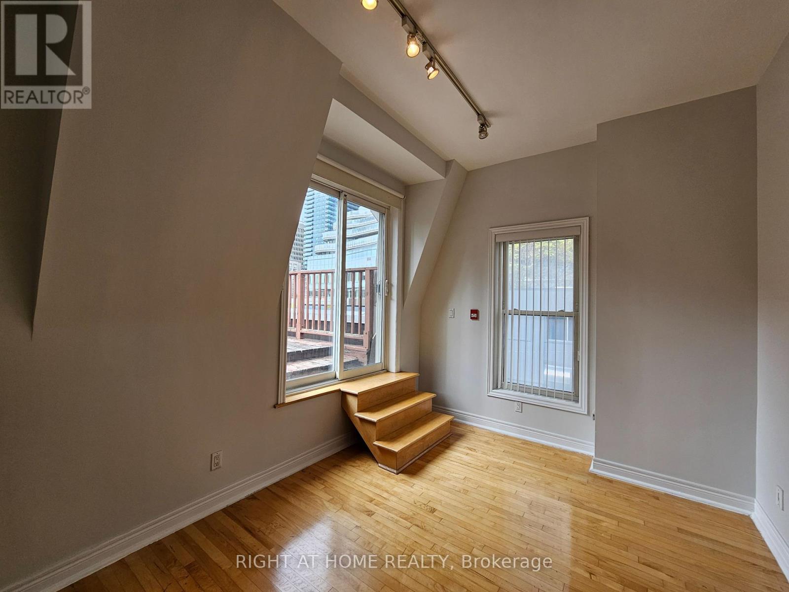 300 - 524 Yonge Street, Toronto, Ontario  M4Y 1X9 - Photo 27 - C12527292