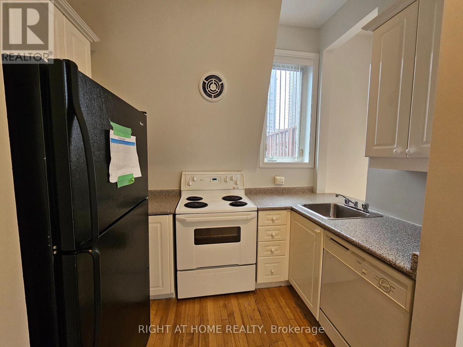 300 - 524 Yonge Street, Toronto, Ontario  M4Y 1X9 - Photo 4 - C12527292