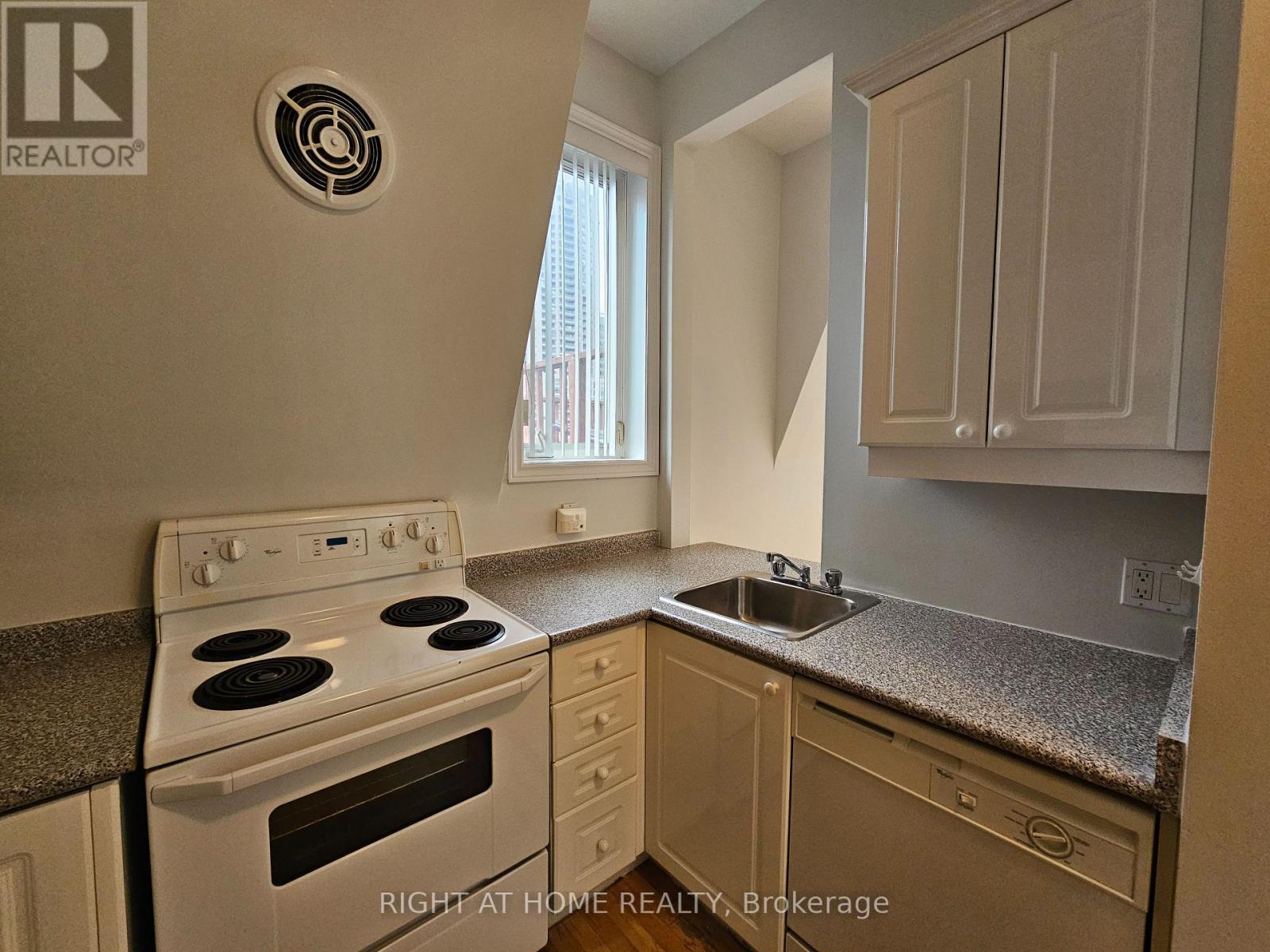 300 - 524 Yonge Street, Toronto, Ontario  M4Y 1X9 - Photo 8 - C12527292