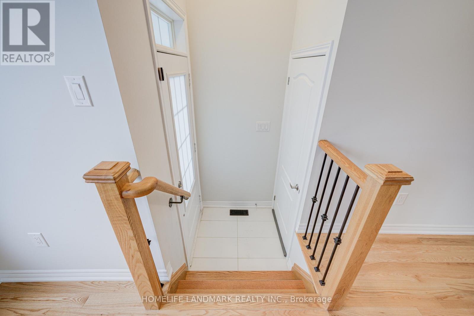 555 White's Hill Avenue, Markham, Ontario  L6B 1N9 - Photo 6 - N12527302