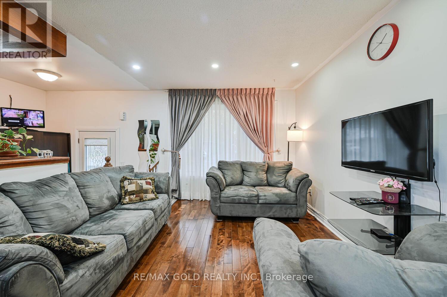 52 Crawford Drive, Brampton, Ontario  L6V 2C7 - Photo 10 - W12527304