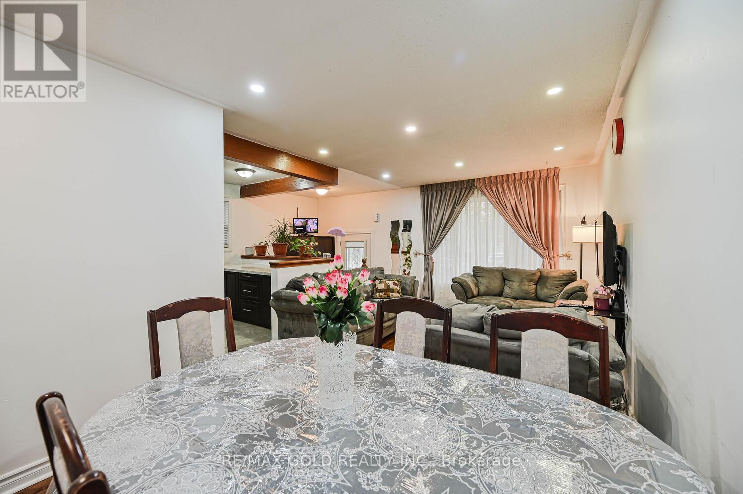 52 Crawford Drive, Brampton, Ontario  L6V 2C7 - Photo 11 - W12527304