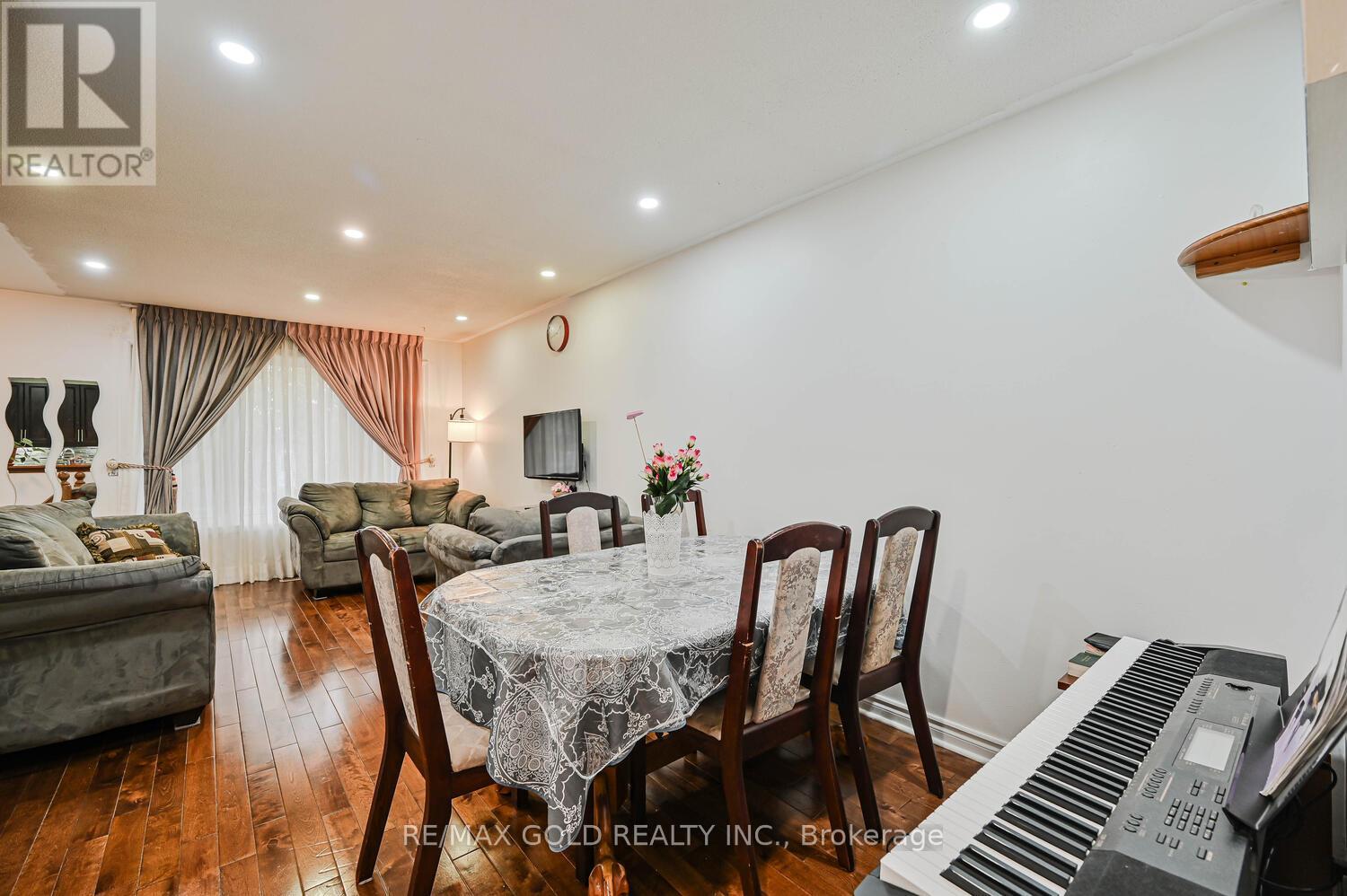 52 Crawford Drive, Brampton, Ontario  L6V 2C7 - Photo 13 - W12527304