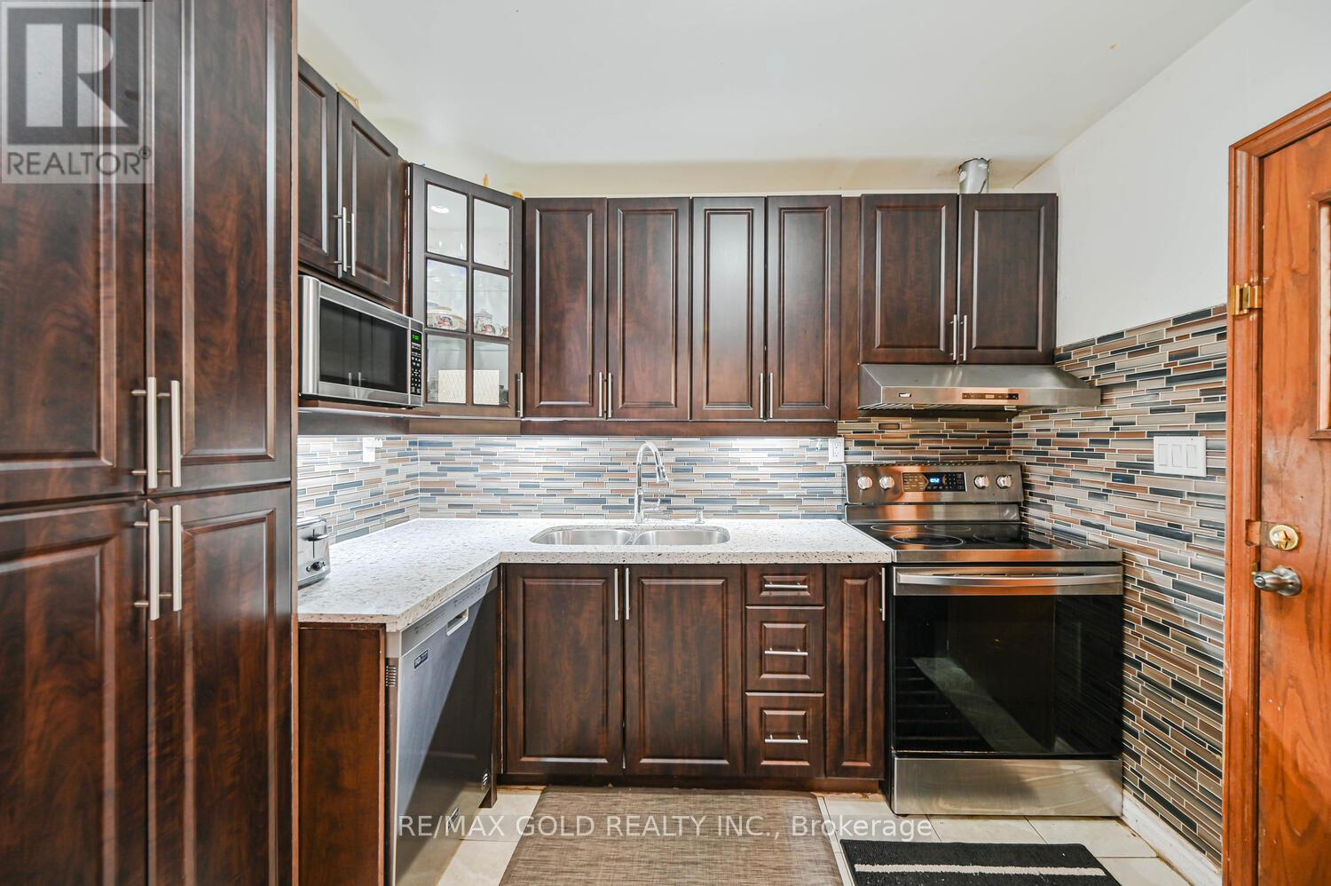 52 Crawford Drive, Brampton, Ontario  L6V 2C7 - Photo 14 - W12527304