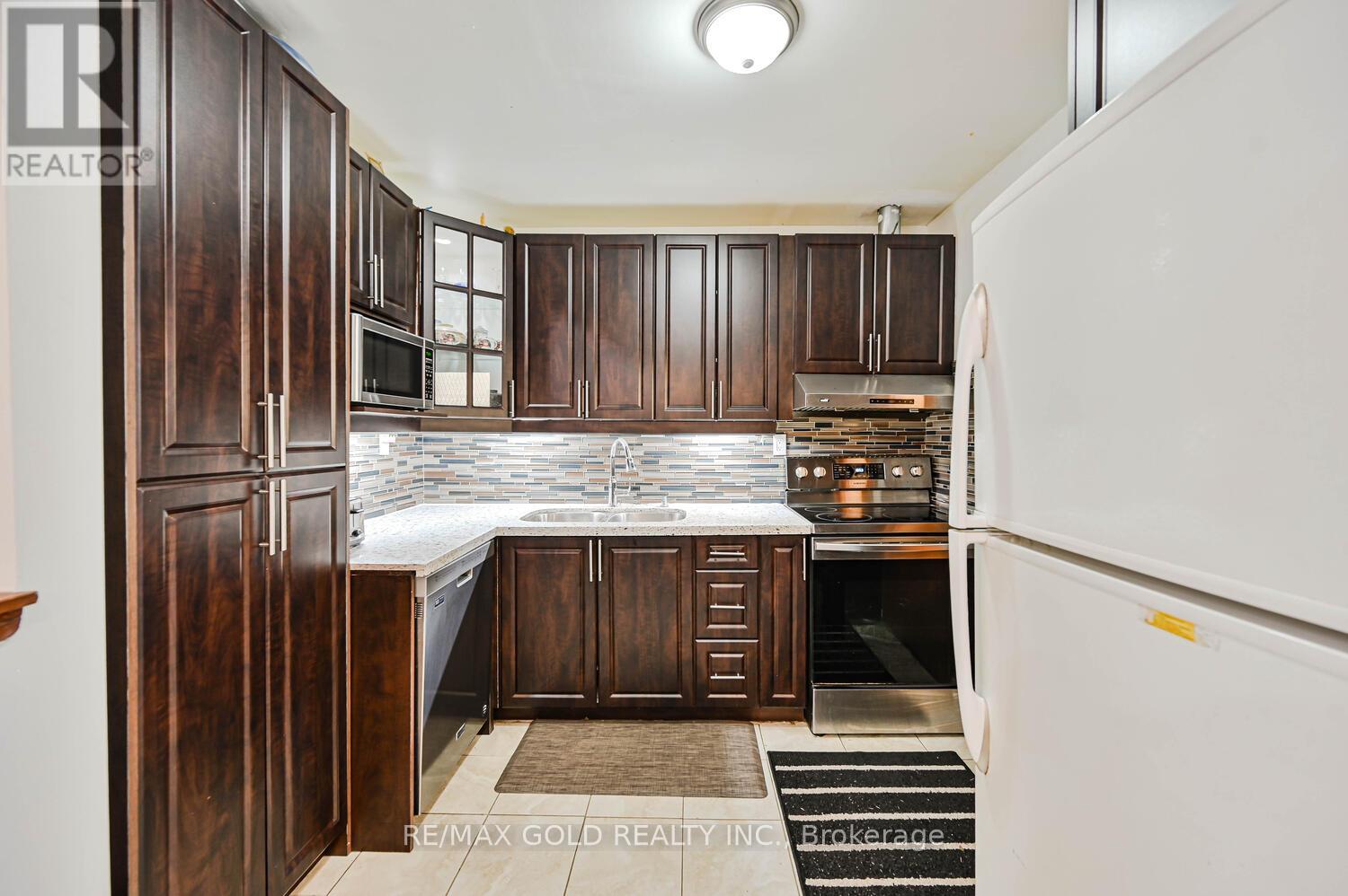 52 Crawford Drive, Brampton, Ontario  L6V 2C7 - Photo 15 - W12527304