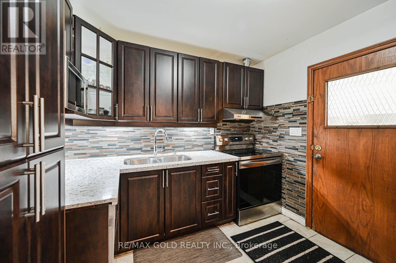 52 Crawford Drive, Brampton, Ontario  L6V 2C7 - Photo 16 - W12527304