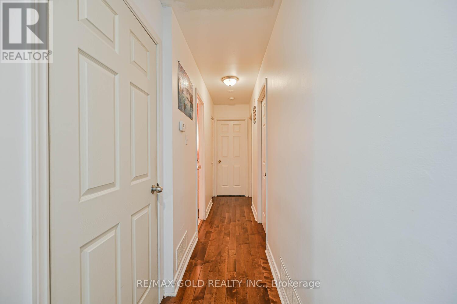 52 Crawford Drive, Brampton, Ontario  L6V 2C7 - Photo 18 - W12527304