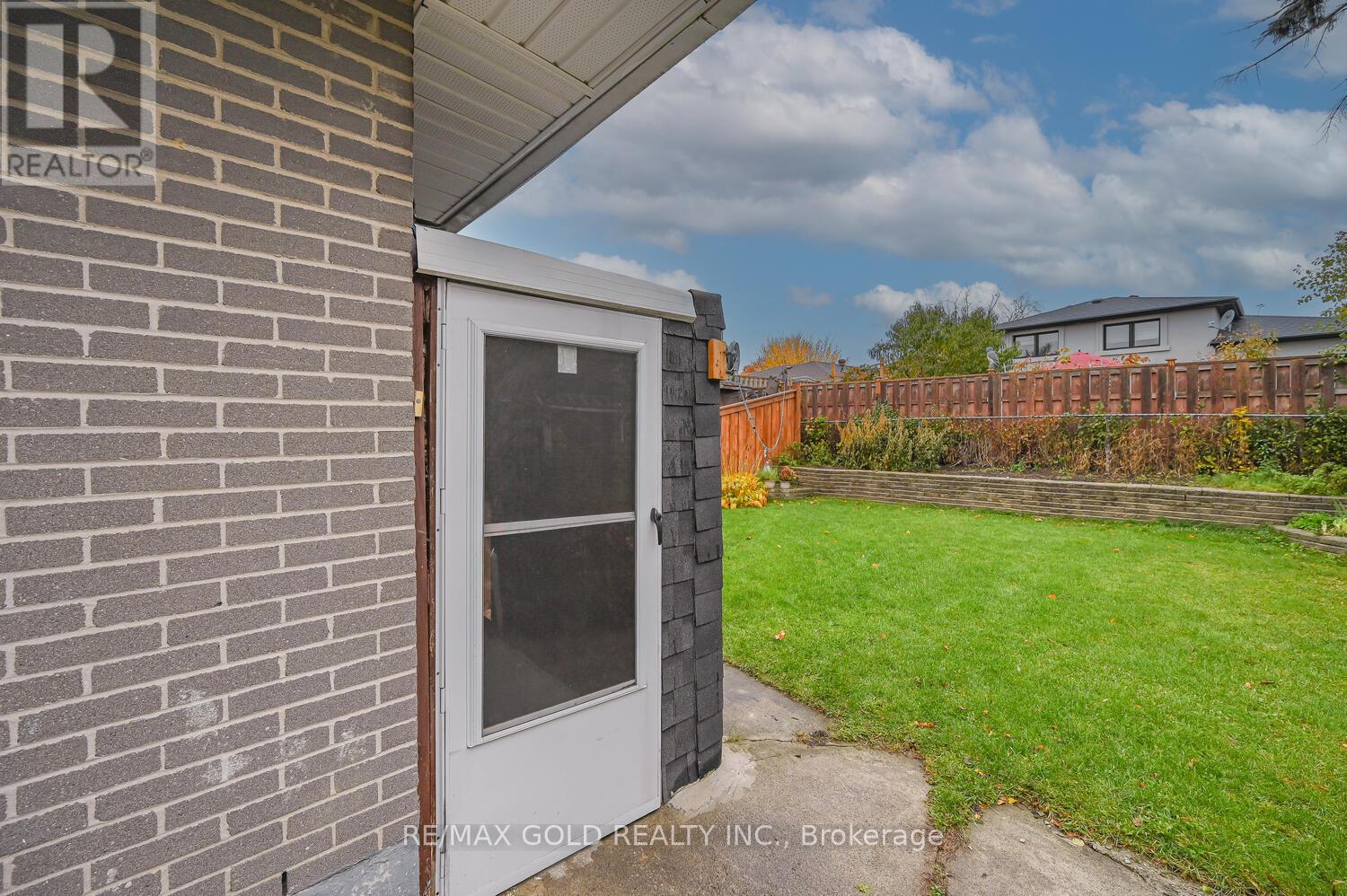 52 Crawford Drive, Brampton, Ontario  L6V 2C7 - Photo 28 - W12527304