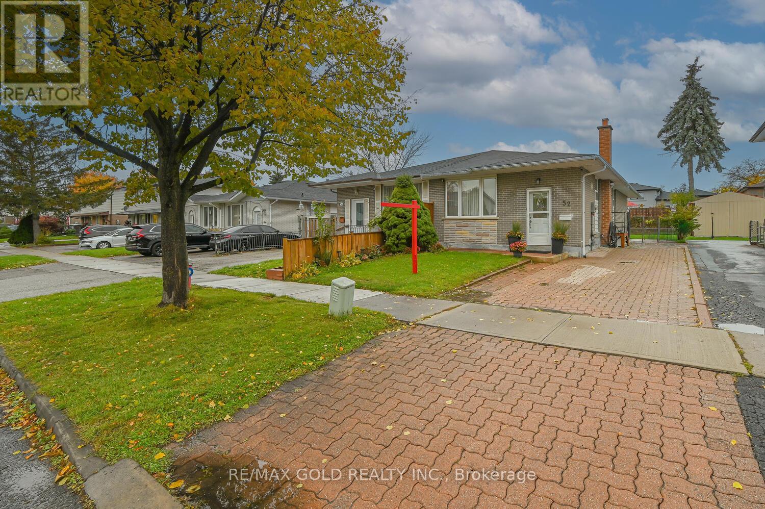 52 Crawford Drive, Brampton, Ontario  L6V 2C7 - Photo 3 - W12527304