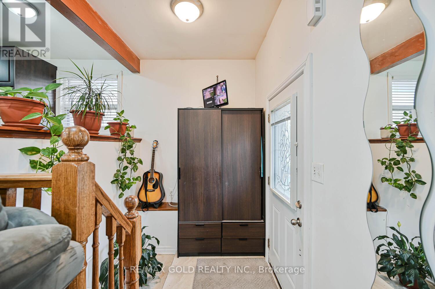 52 Crawford Drive, Brampton, Ontario  L6V 2C7 - Photo 5 - W12527304