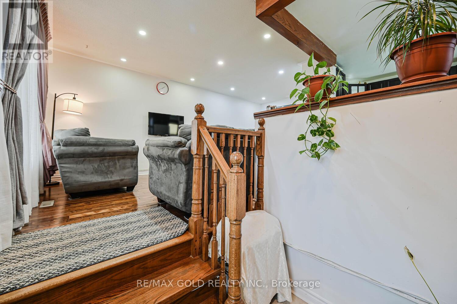 52 Crawford Drive, Brampton, Ontario  L6V 2C7 - Photo 6 - W12527304