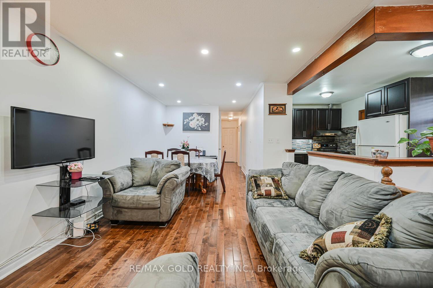 52 Crawford Drive, Brampton, Ontario  L6V 2C7 - Photo 7 - W12527304