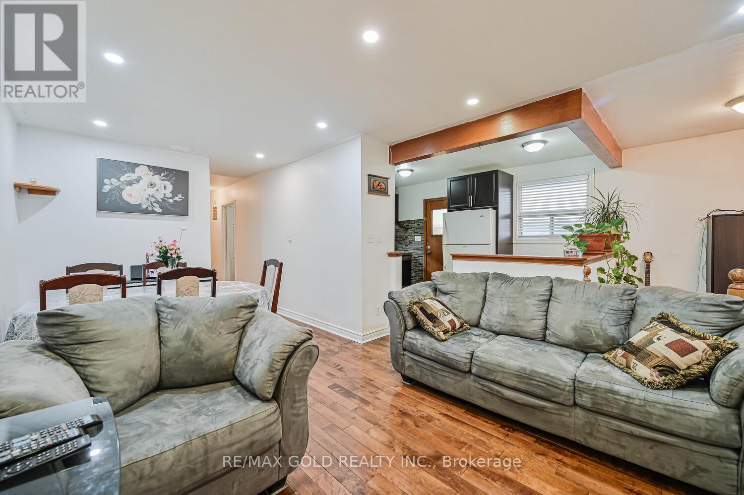 52 Crawford Drive, Brampton, Ontario  L6V 2C7 - Photo 8 - W12527304