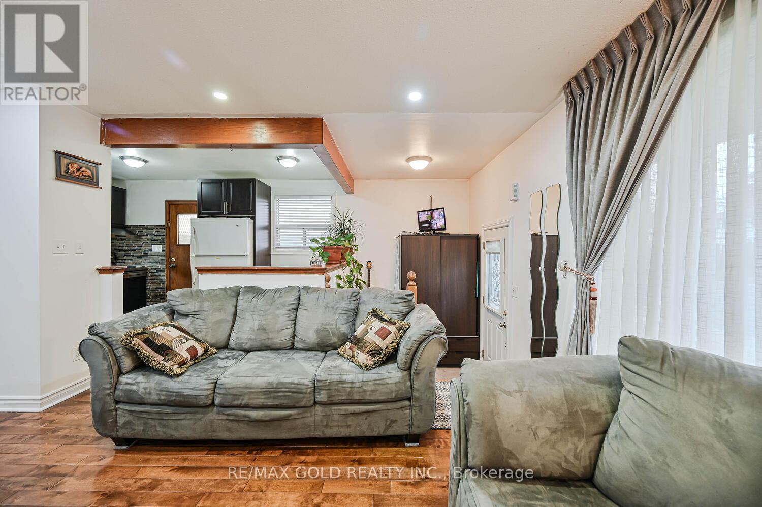 52 Crawford Drive, Brampton, Ontario  L6V 2C7 - Photo 9 - W12527304