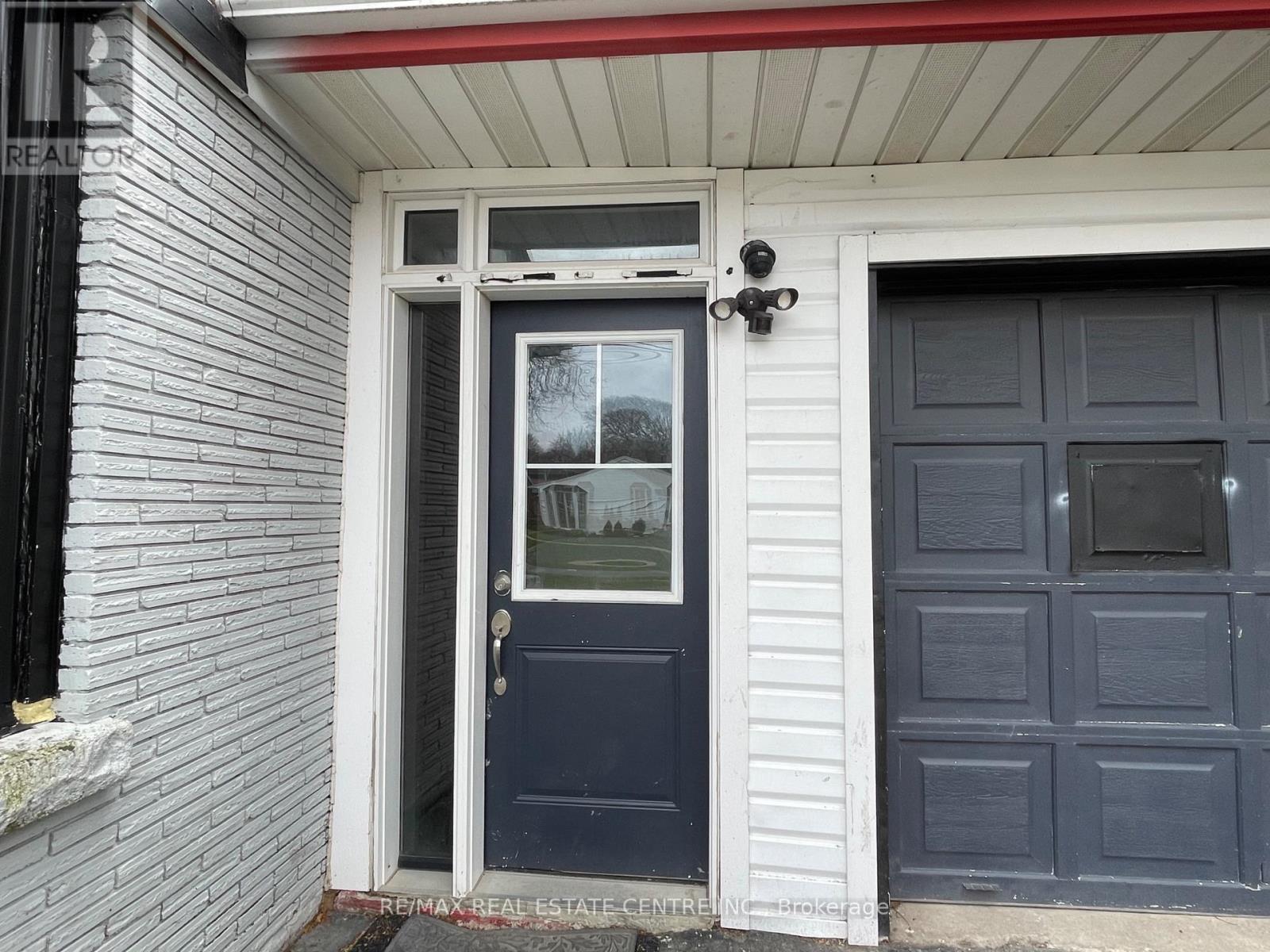 Legal Basement - 5866 Valley Way, Niagara Falls, Ontario  L2E 1Y1 - Photo 2 - X12527308