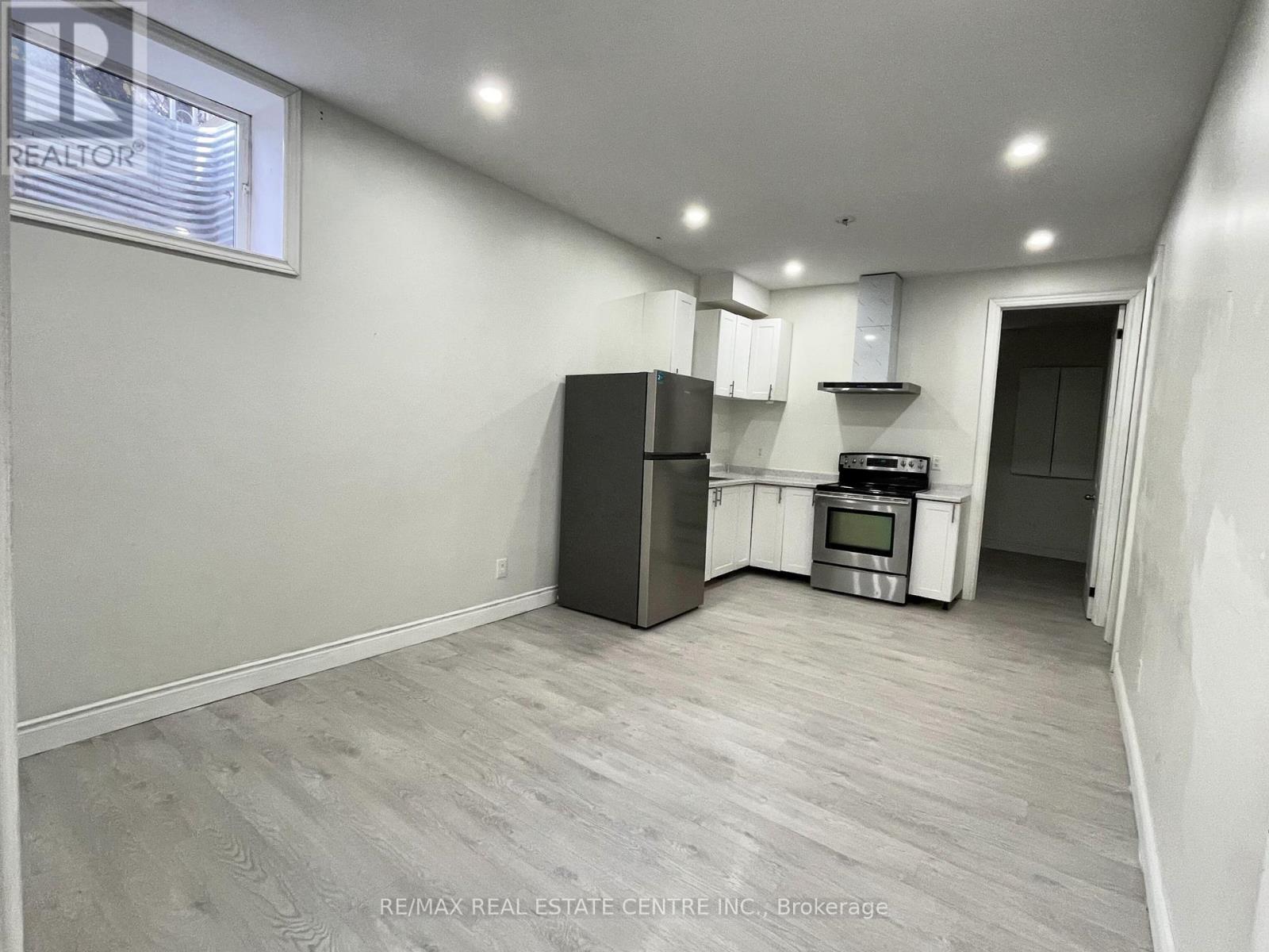 Legal Basement - 5866 Valley Way, Niagara Falls, Ontario  L2E 1Y1 - Photo 3 - X12527308