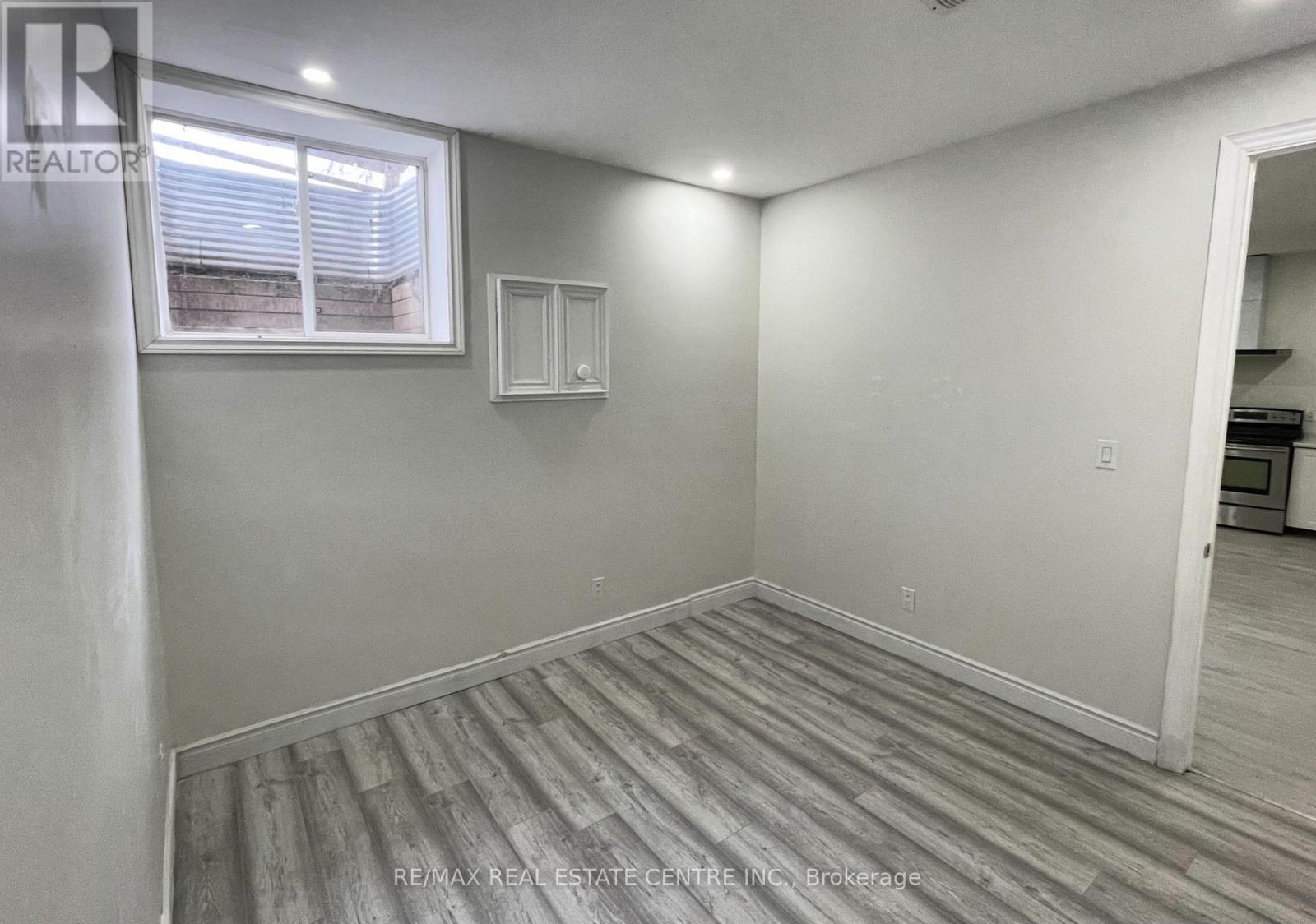 Legal Basement - 5866 Valley Way, Niagara Falls, Ontario  L2E 1Y1 - Photo 4 - X12527308