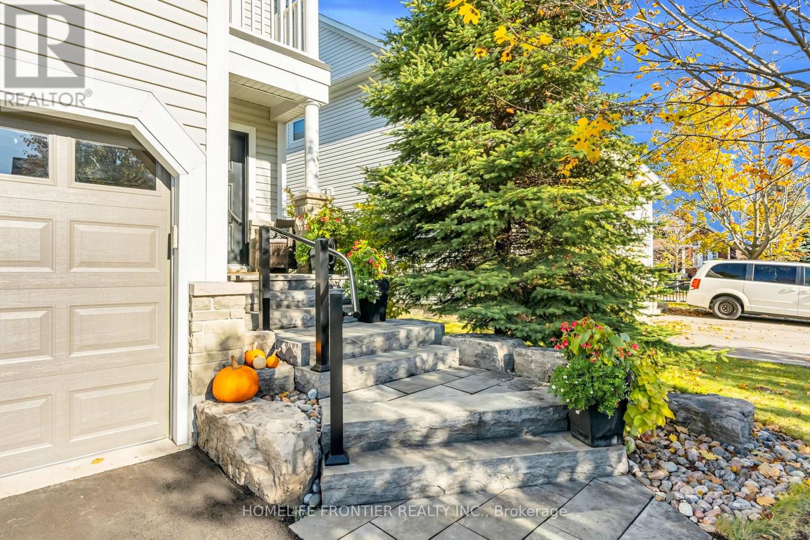 73 Kenilworth Crescent, Whitby, Ontario  L1M 2M7 - Photo 4 - E12527336