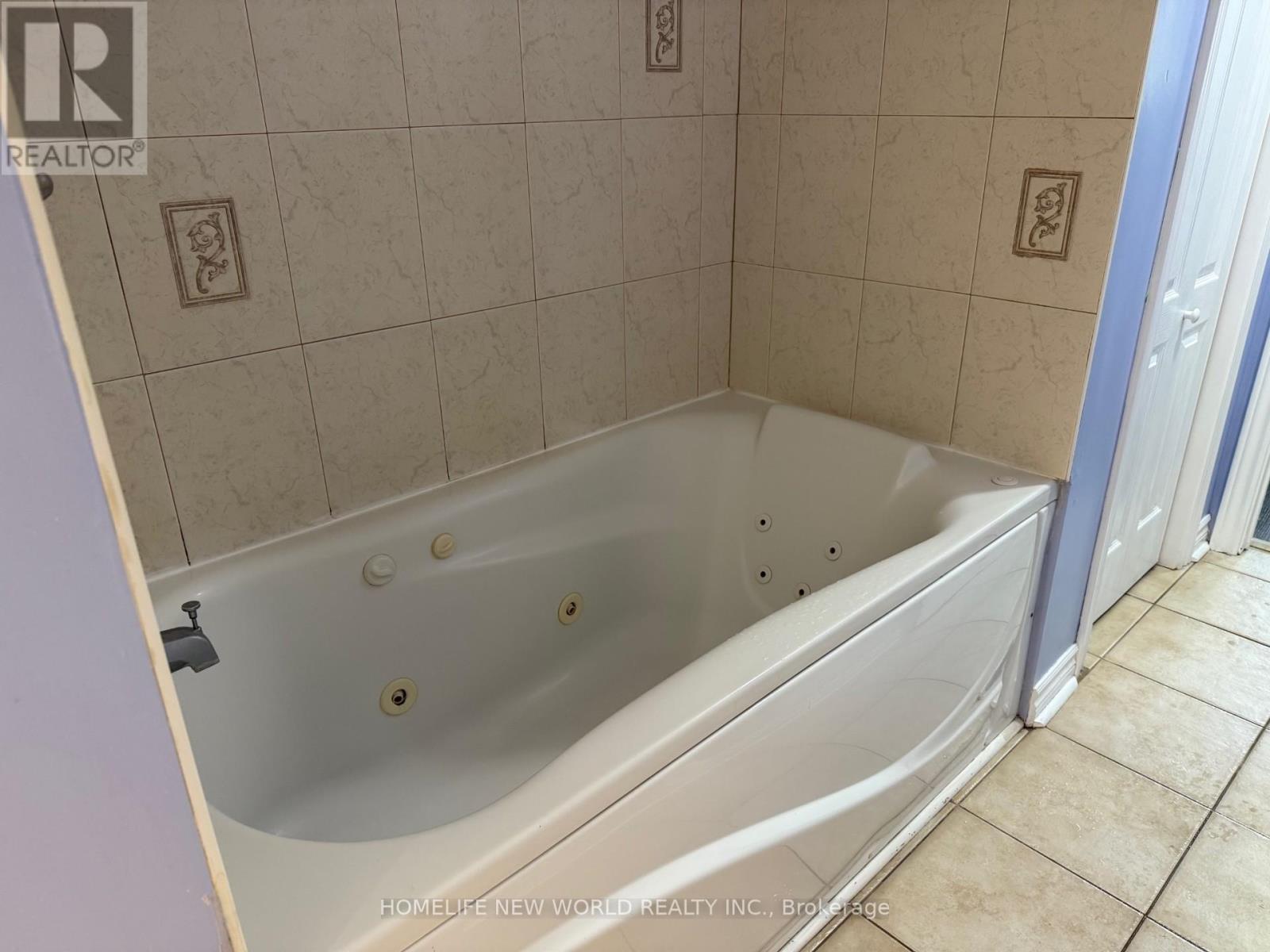 Walk Out Basement Apt - 252 Osmond Crescent, Newmarket, Ontario  L3Y 7L2 - Photo 8 - N12527380