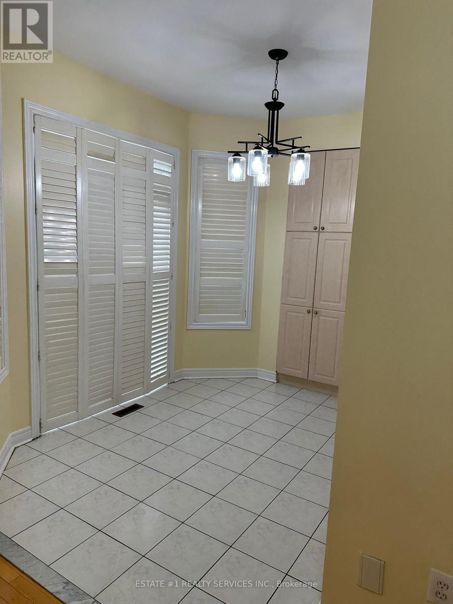 544 Matisse Place, Mississauga, Ontario  L5W 1M3 - Photo 10 - W12527370