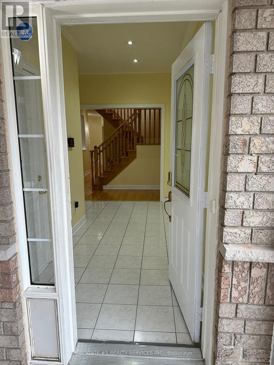 544 Matisse Place, Mississauga, Ontario  L5W 1M3 - Photo 2 - W12527370