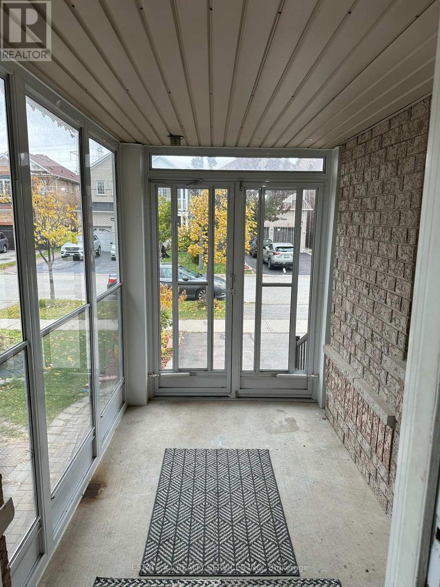 544 Matisse Place, Mississauga, Ontario  L5W 1M3 - Photo 3 - W12527370