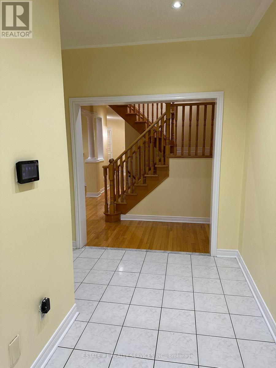 544 Matisse Place, Mississauga, Ontario  L5W 1M3 - Photo 4 - W12527370