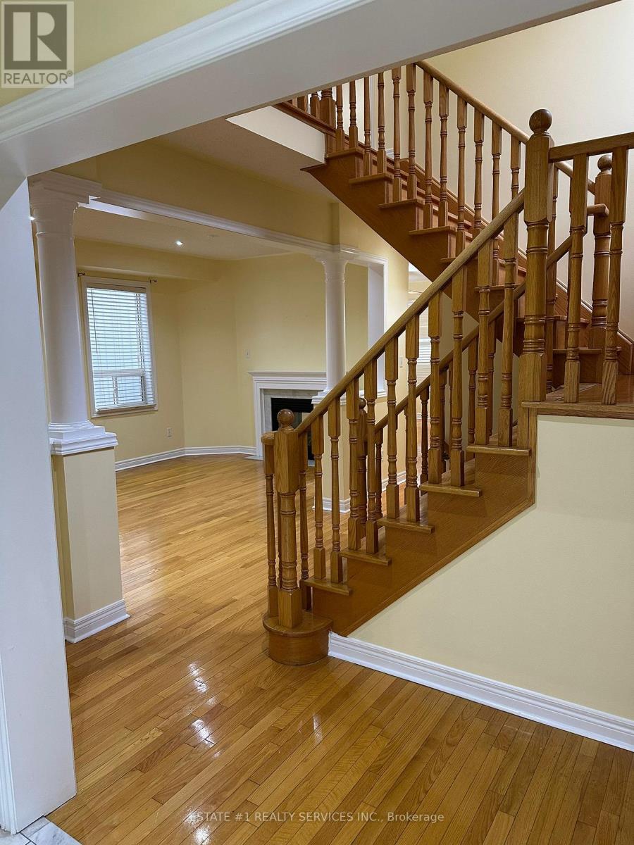 544 Matisse Place, Mississauga, Ontario  L5W 1M3 - Photo 5 - W12527370