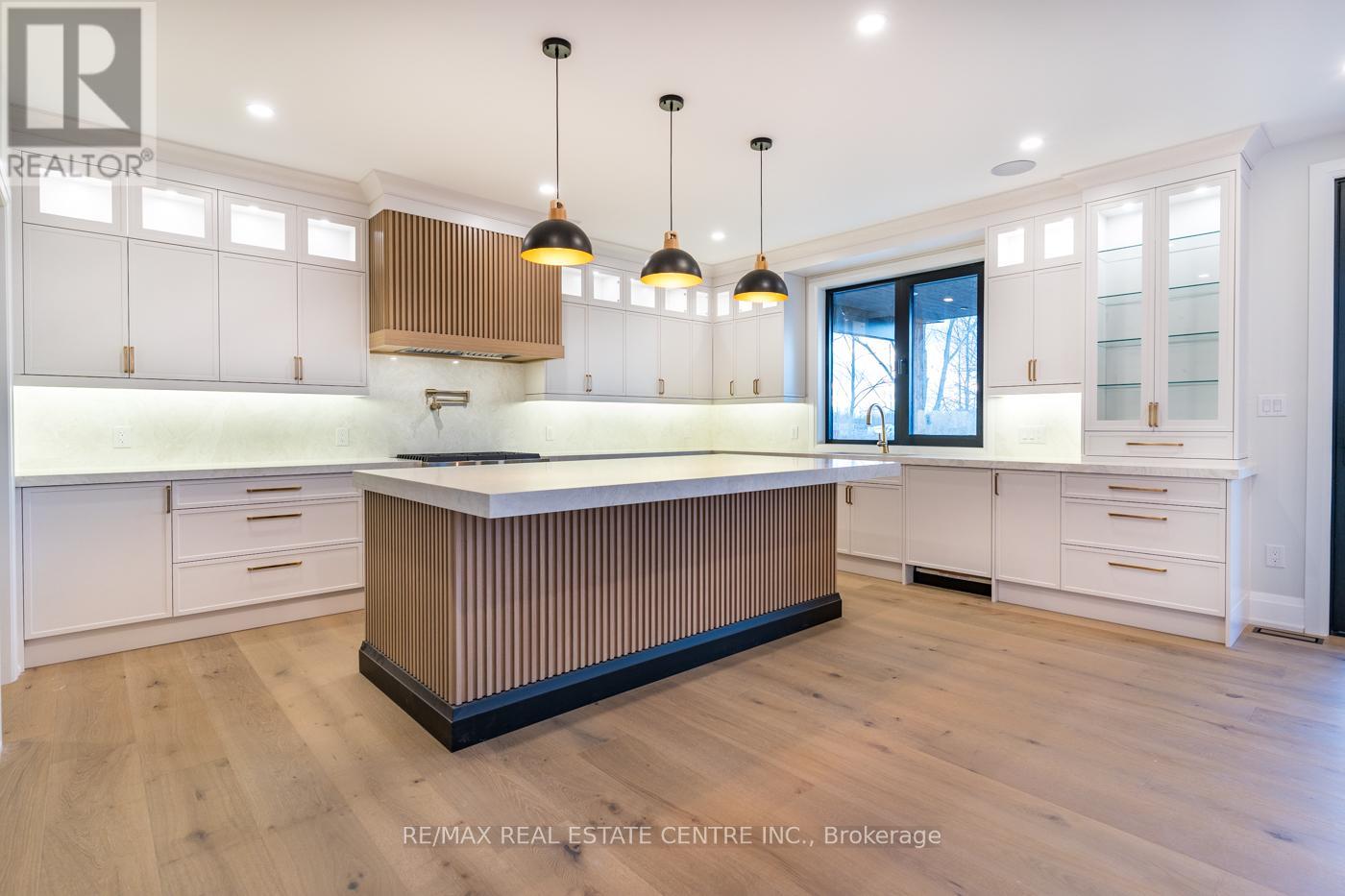 256 Mountain Road, Grimsby, Ontario  L3M 4E7 - Photo 8 - X12527378