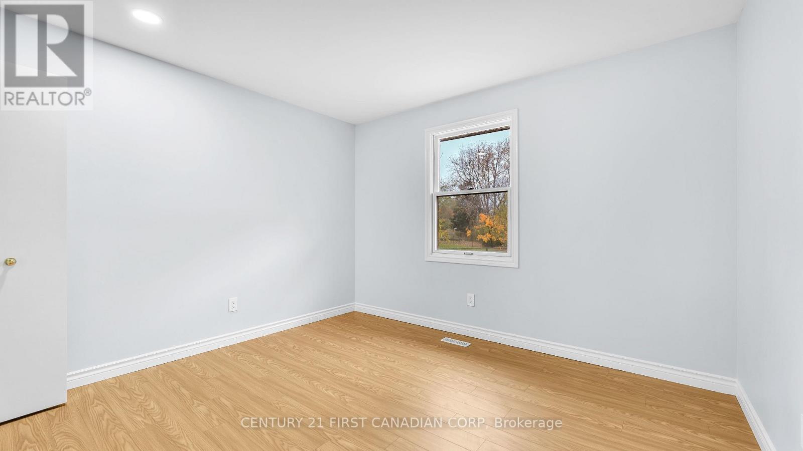 92 Golfdale Crescent, London South, Ontario  N6C 5P5 - Photo 14 - X12527404