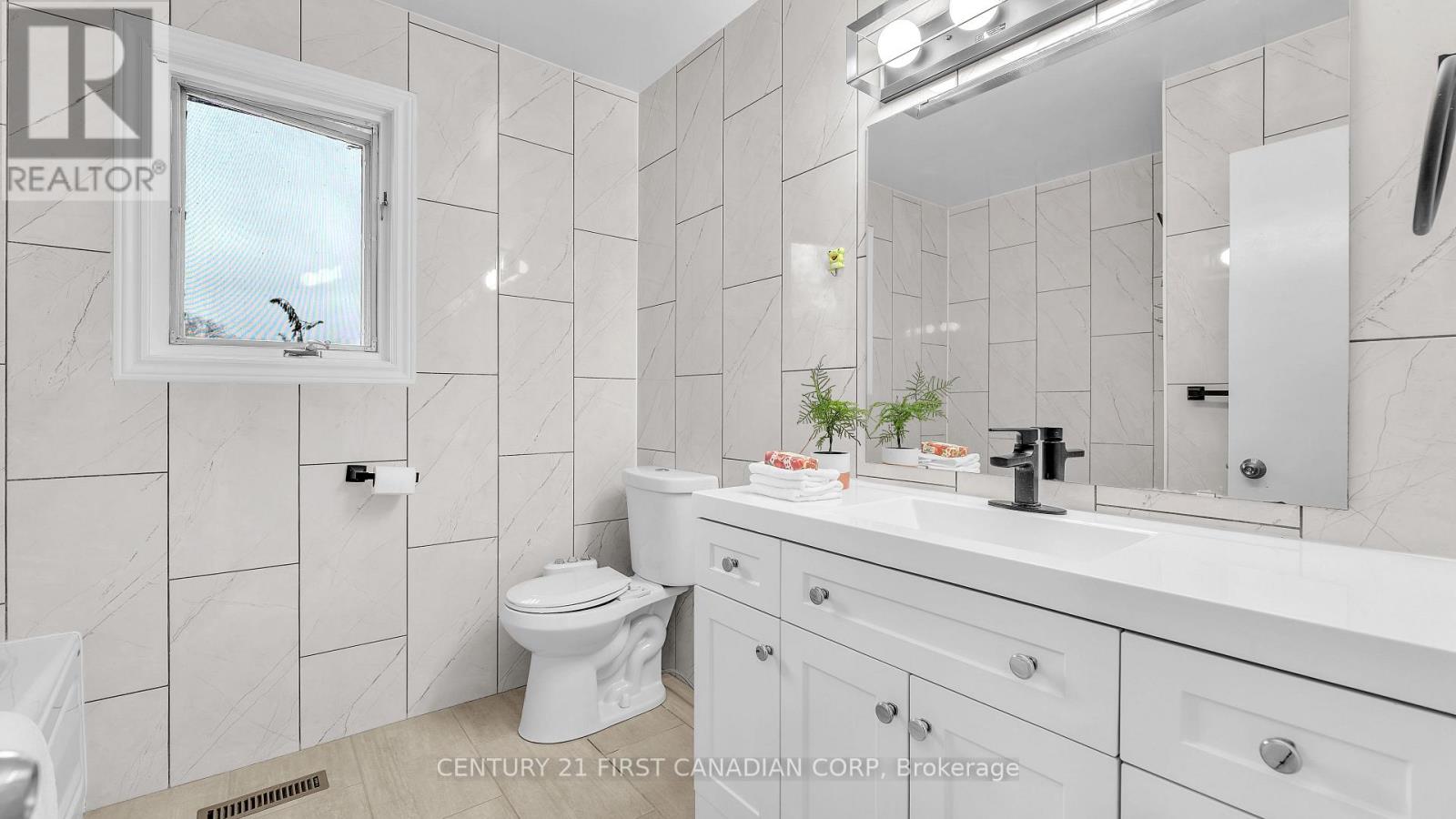 92 Golfdale Crescent, London South, Ontario  N6C 5P5 - Photo 15 - X12527404