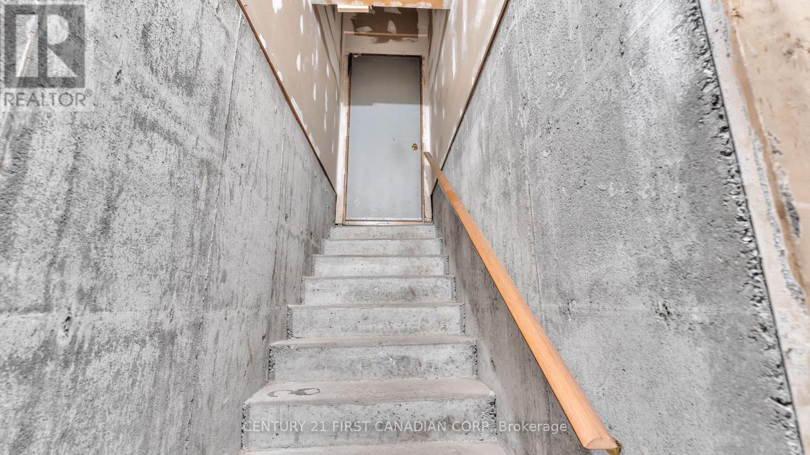 92 Golfdale Crescent, London South, Ontario  N6C 5P5 - Photo 25 - X12527404