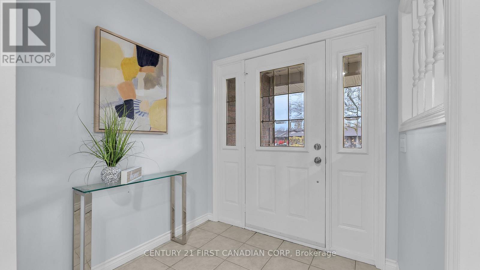 92 Golfdale Crescent, London South, Ontario  N6C 5P5 - Photo 3 - X12527404