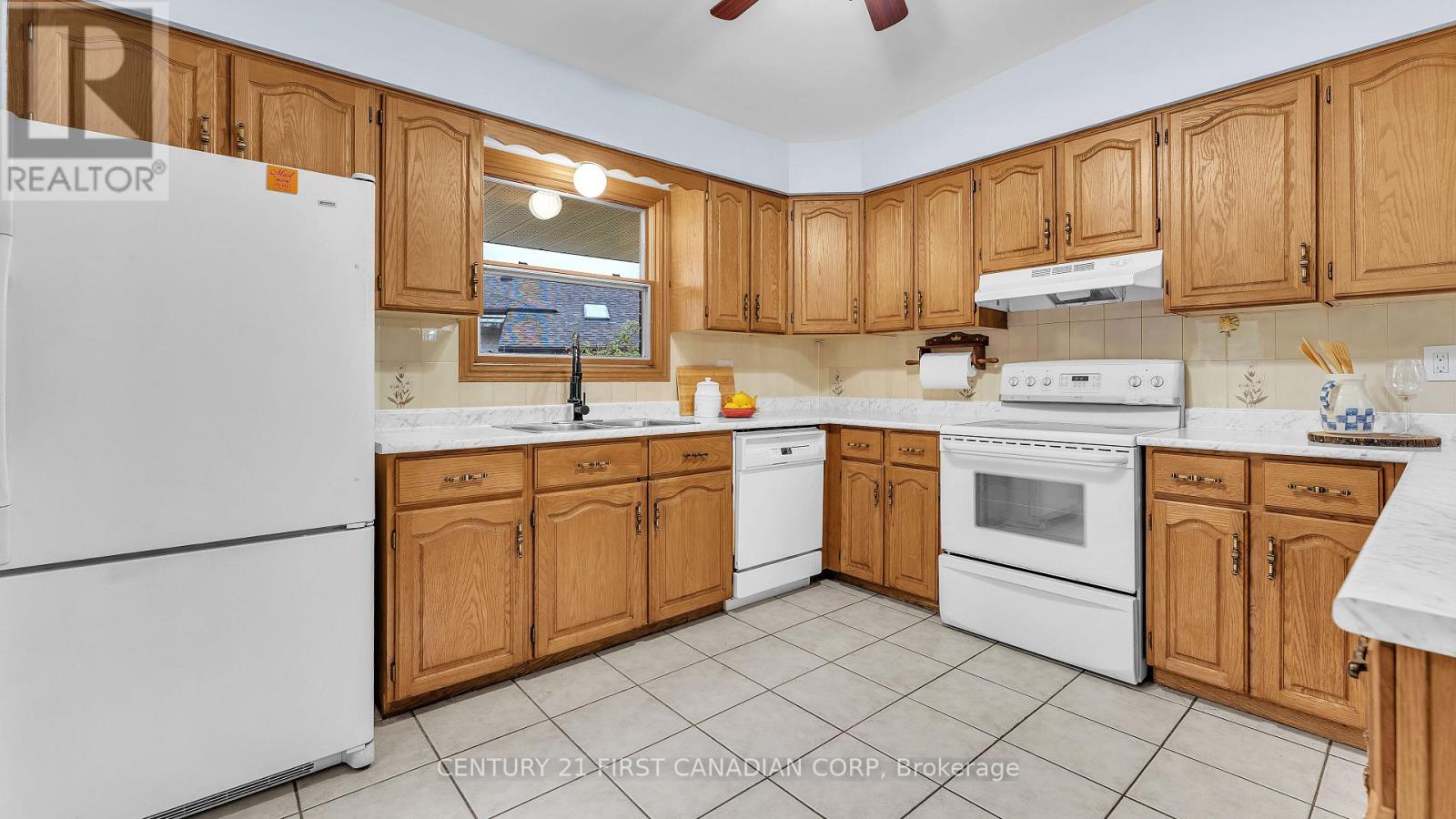 92 Golfdale Crescent, London South, Ontario  N6C 5P5 - Photo 8 - X12527404