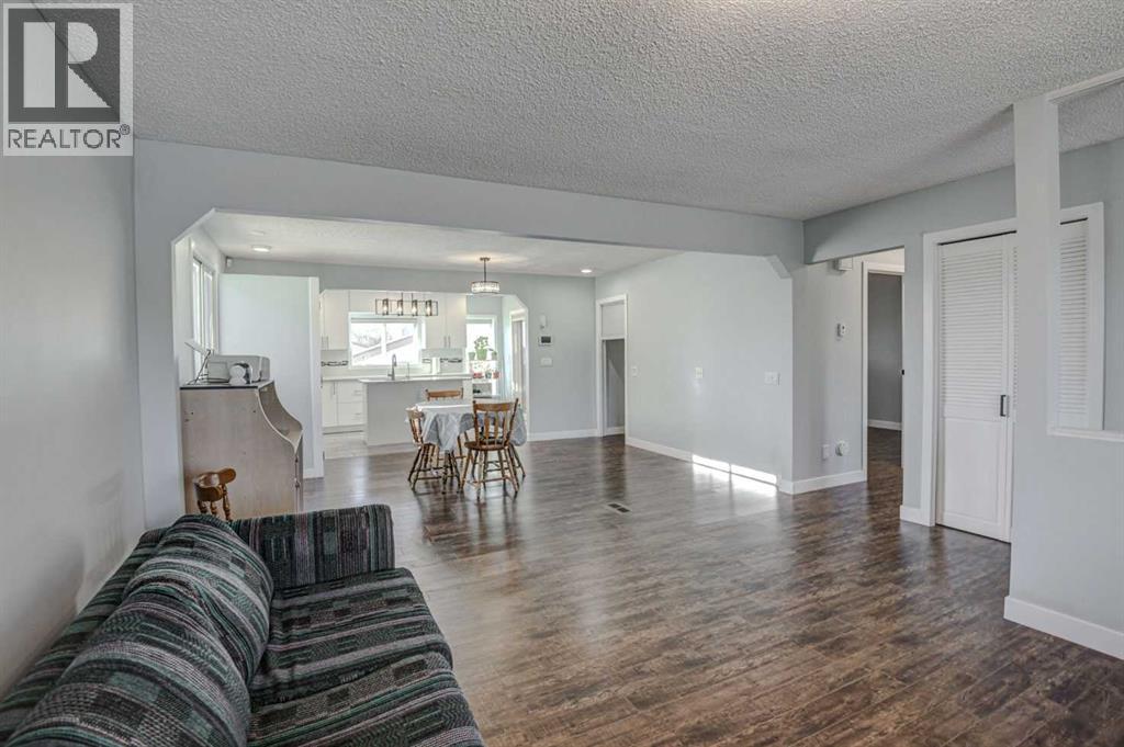 11 Ogmoor Crescent Se, Calgary, Alberta  T2C 2E8 - Photo 5 - A2269305