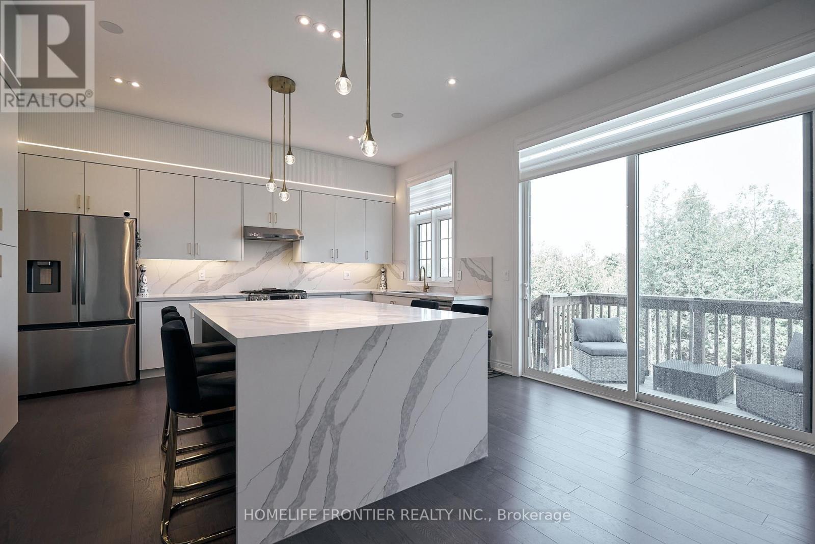 296 Ben Sinclair Avenue, East Gwillimbury, Ontario  L9N 0Z1 - Photo 11 - N12525356