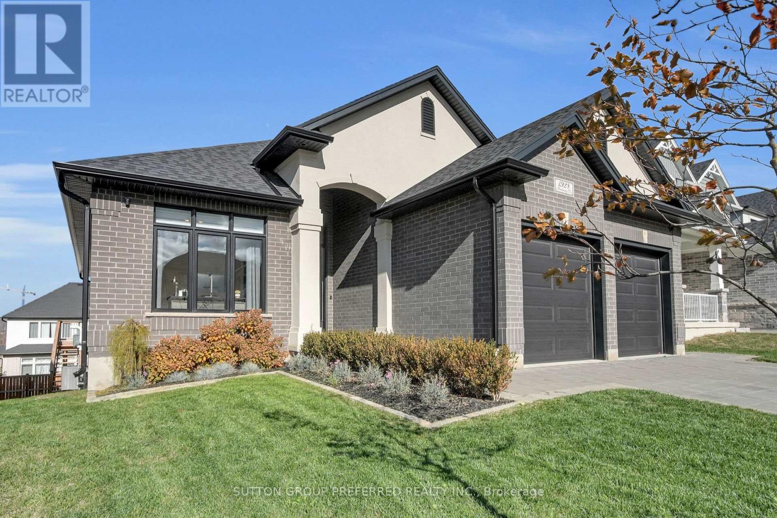 1928 Trailsway Drive, London South, Ontario  N6K 0K7 - Photo 2 - X12527462