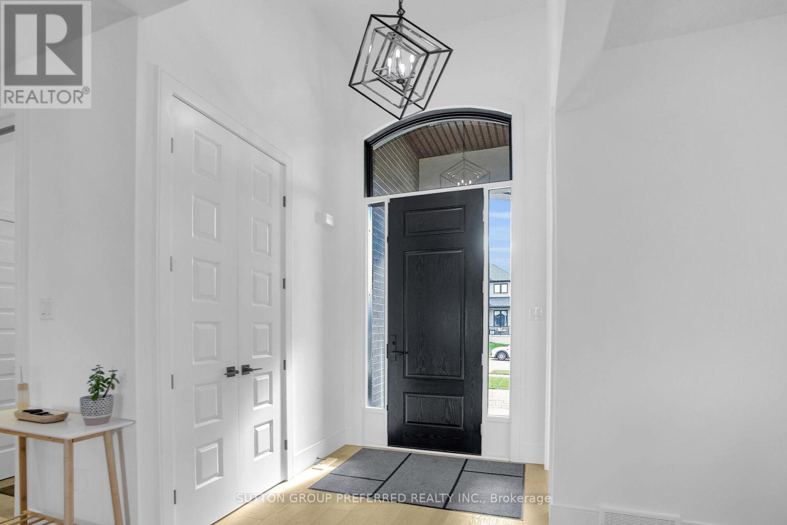 1928 Trailsway Drive, London South, Ontario  N6K 0K7 - Photo 4 - X12527462