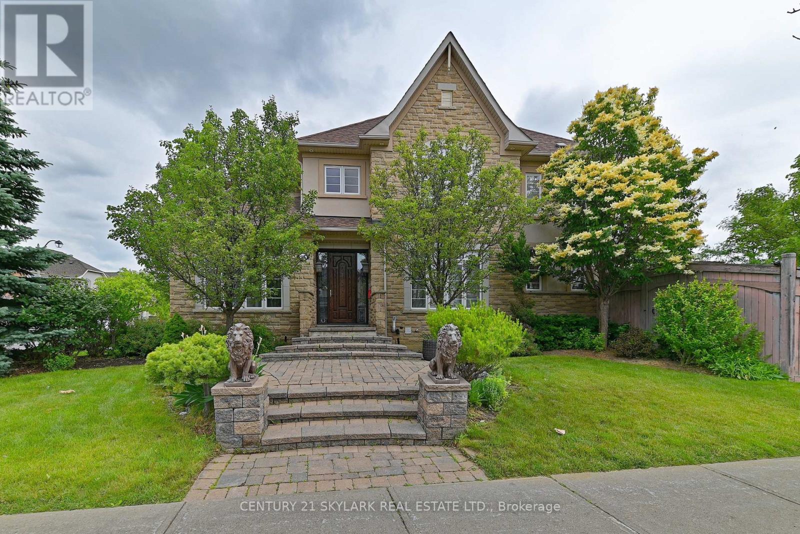 185 Don Minaker Drive, Brampton, Ontario  L6P 2V1 - Photo 2 - W12525426