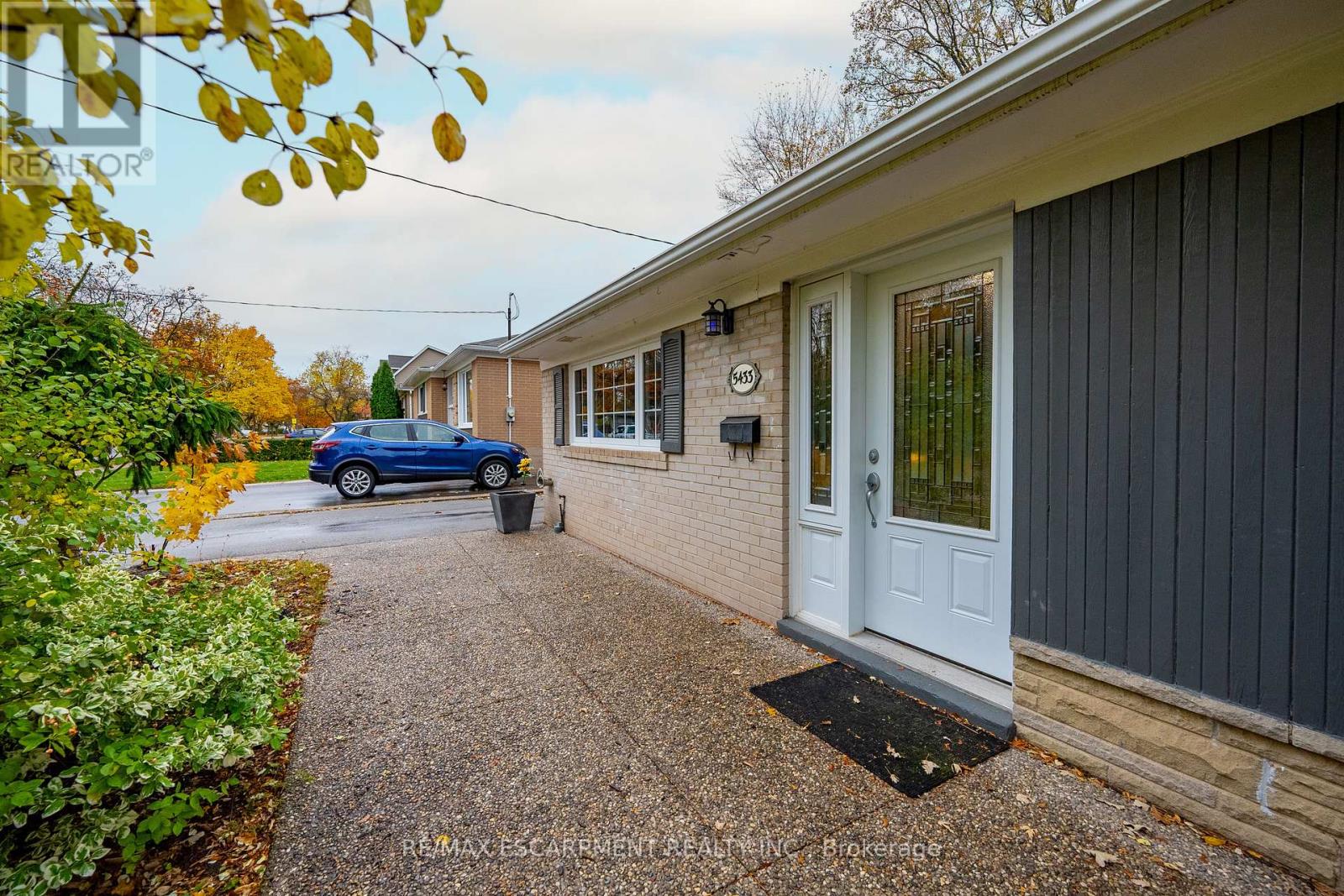 5433 Spruce Avenue, Burlington, Ontario  L7L 1N8 - Photo 2 - W12525416