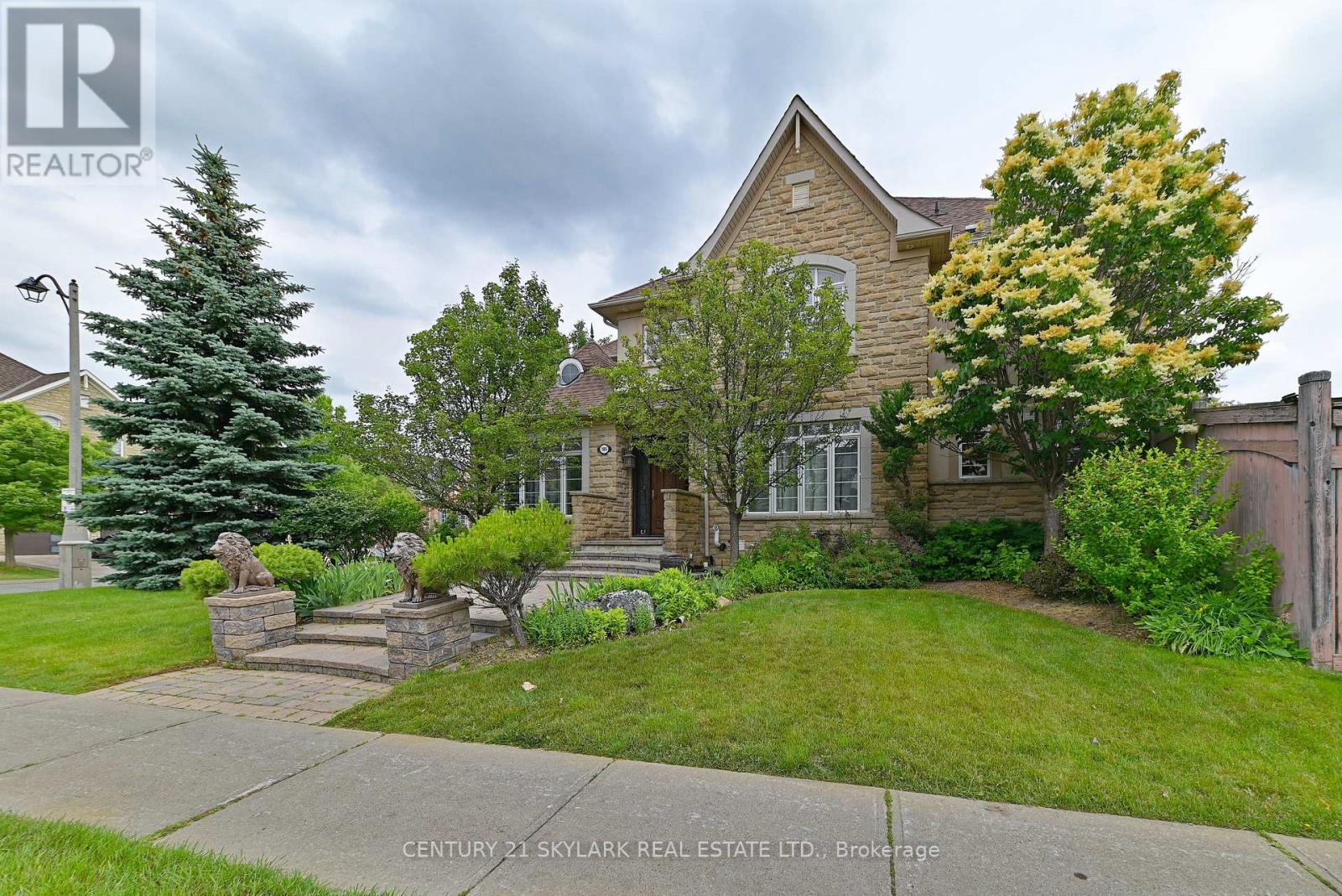 185 Don Minaker Drive, Brampton, Ontario  L6P 2V1 - Photo 3 - W12525426