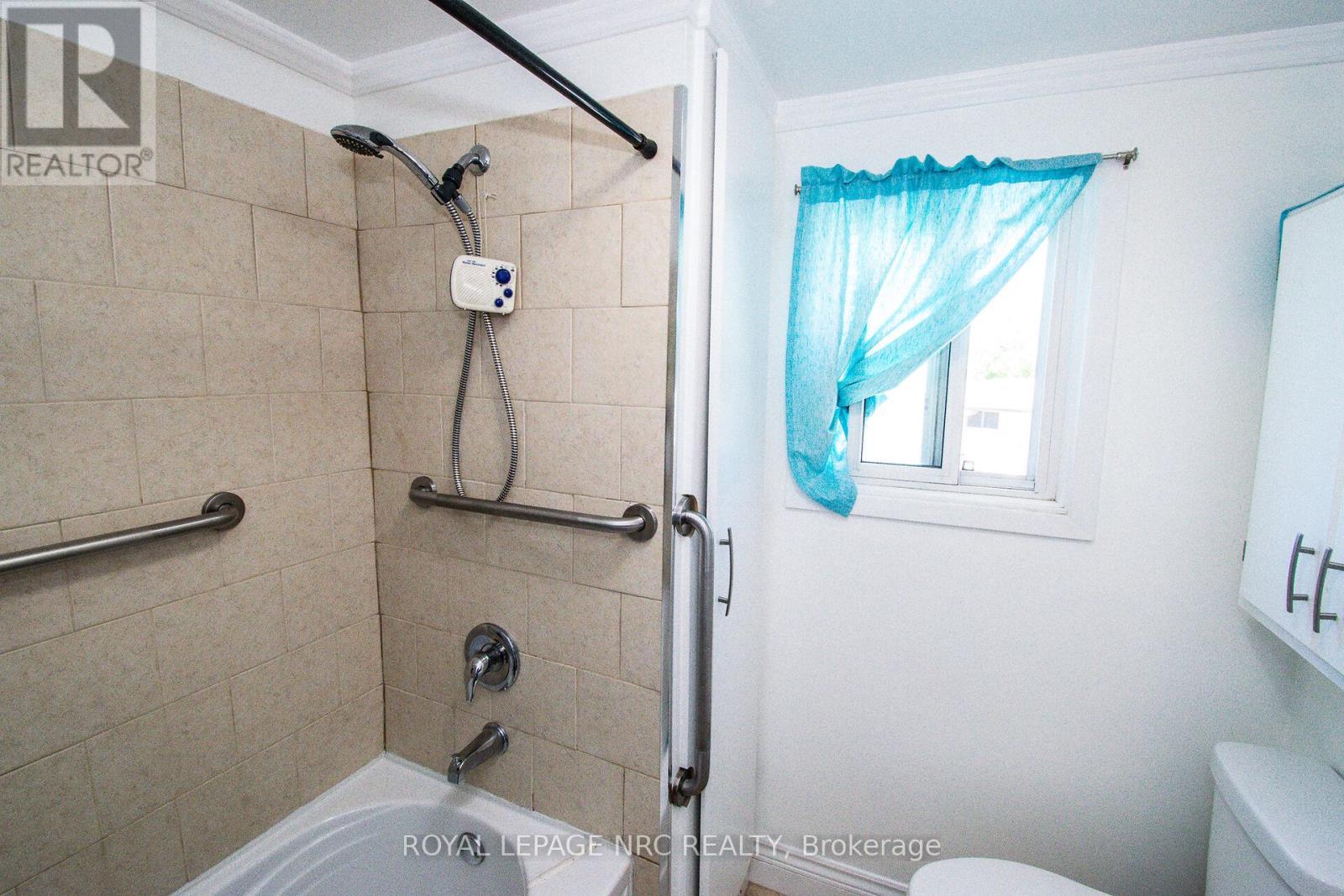 11 Exeter Drive, St. Catharines, Ontario  L2P 3M9 - Photo 33 - X12525330