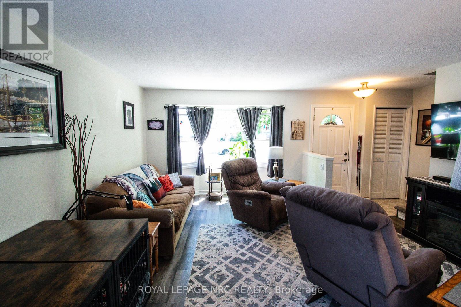 11 Exeter Drive, St. Catharines, Ontario  L2P 3M9 - Photo 5 - X12525330