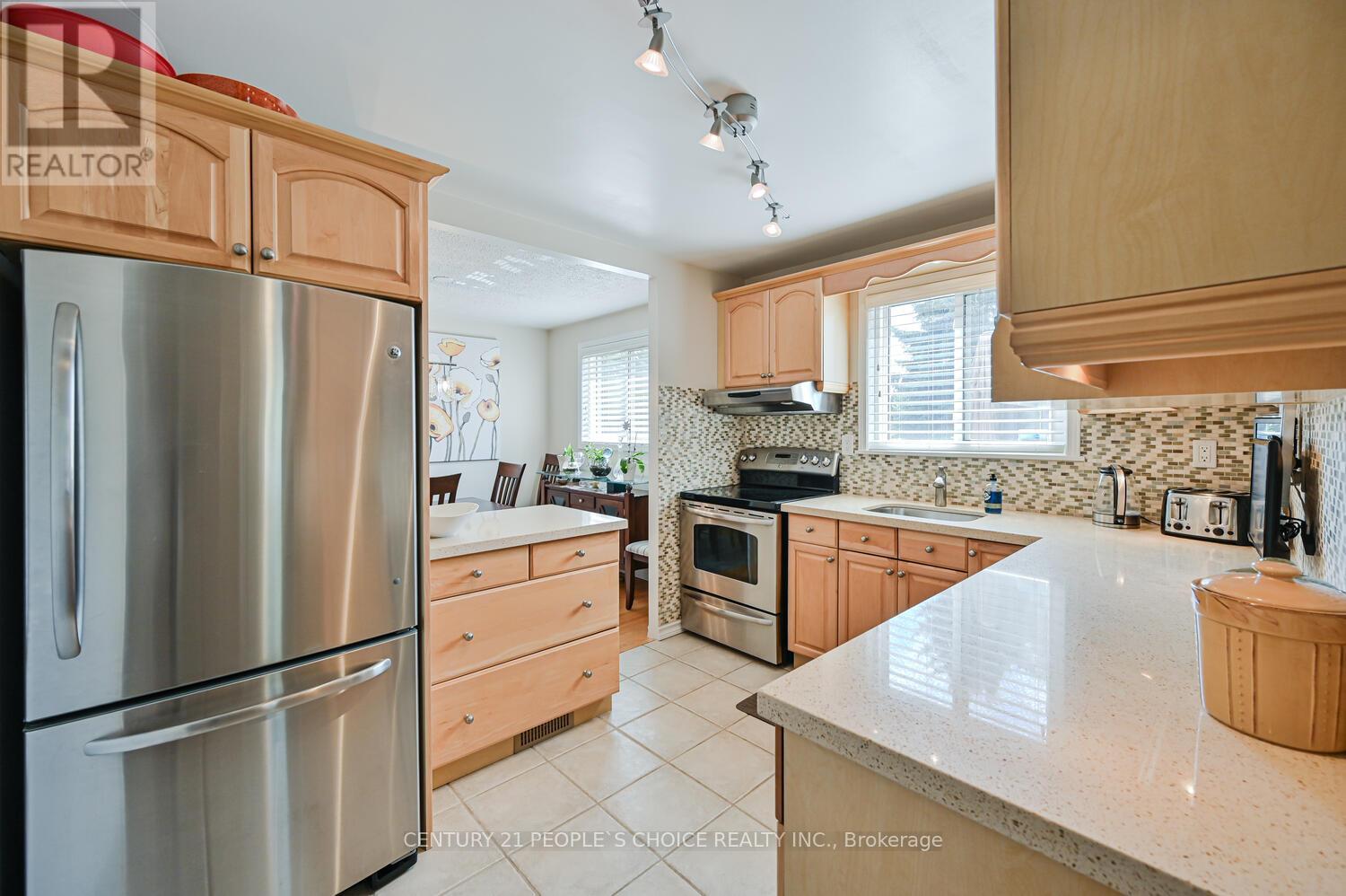 2 Fontaine Court, Brampton, Ontario  L6T 3J2 - Photo 18 - W12524770