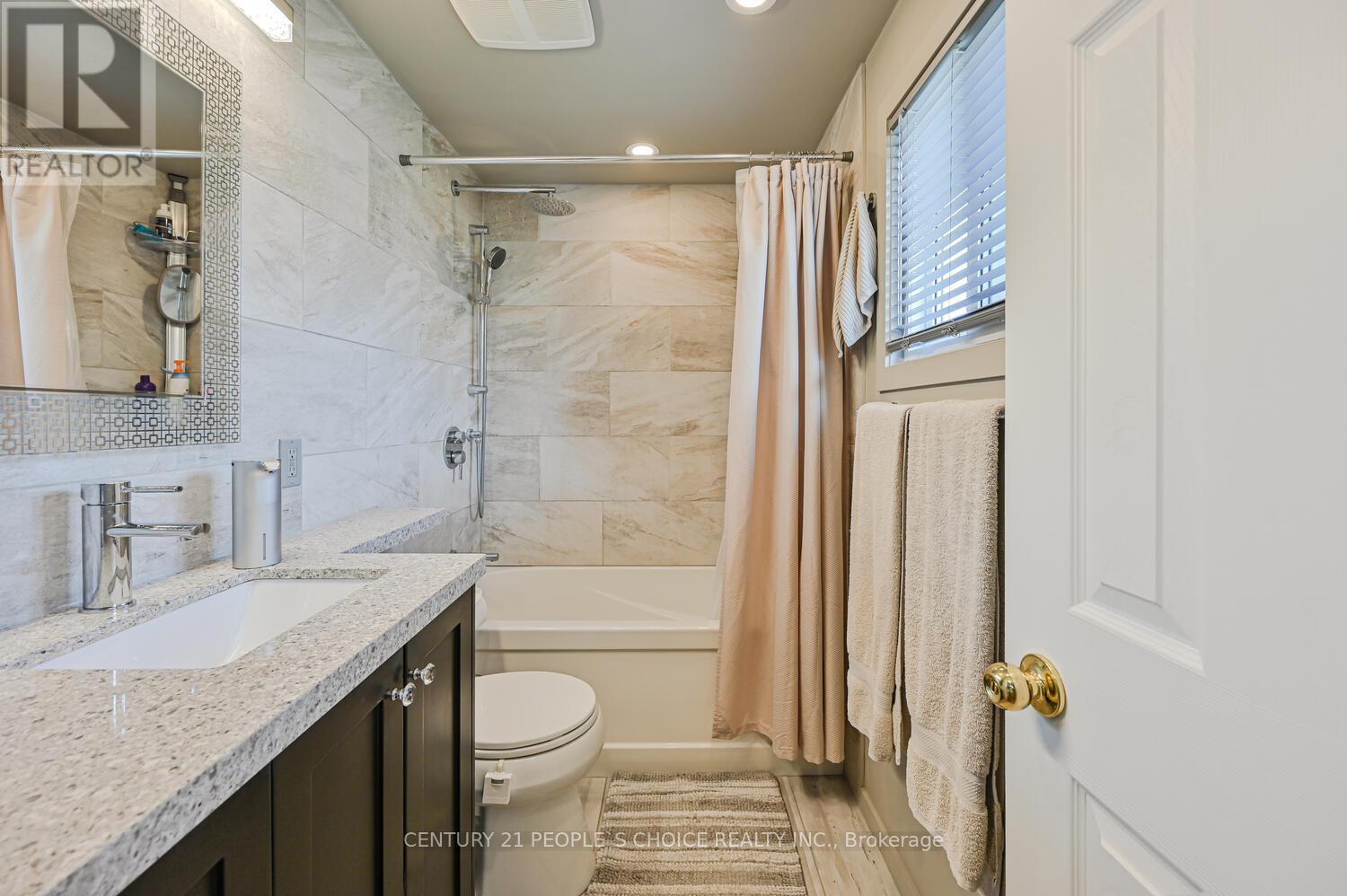 2 Fontaine Court, Brampton, Ontario  L6T 3J2 - Photo 35 - W12524770