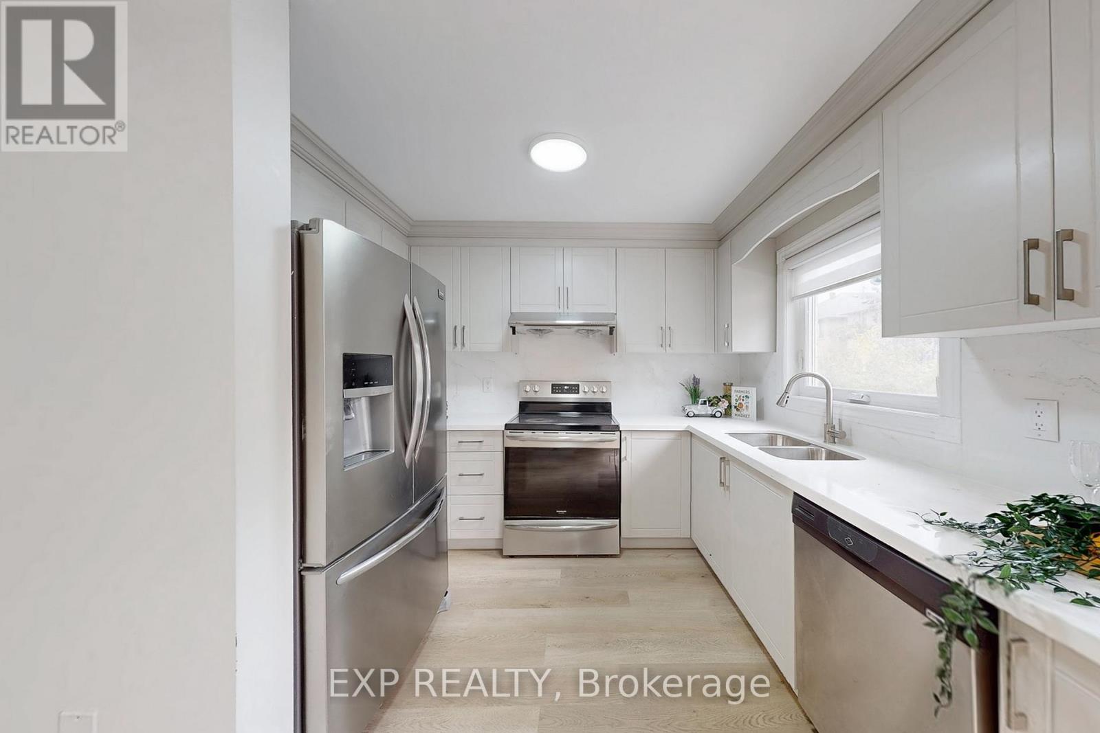 306 Morningmist Street S, Brampton, Ontario  L6R 2B9 - Photo 8 - W12525352