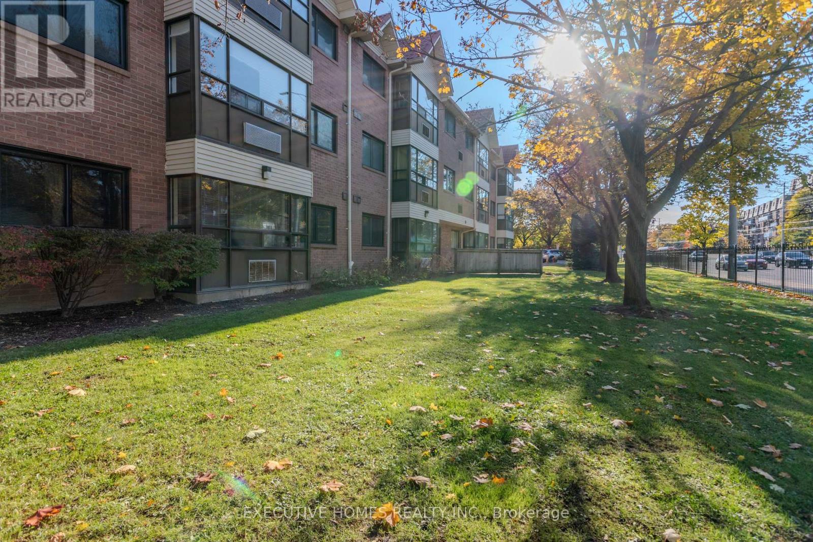 102 - 1275 Cornerbrook Place, Mississauga, Ontario  L5C 3J3 - Photo 4 - W12525502